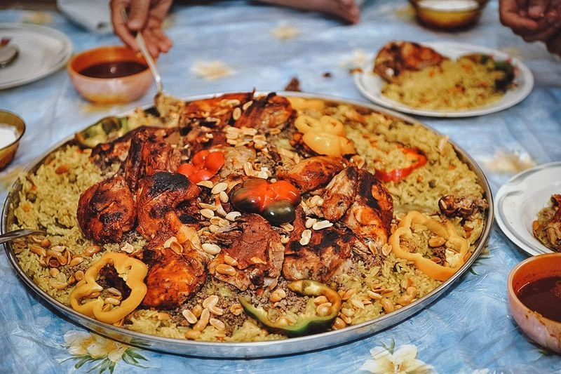 چشیدن غذاهای سنتی عربی در دل صحرا