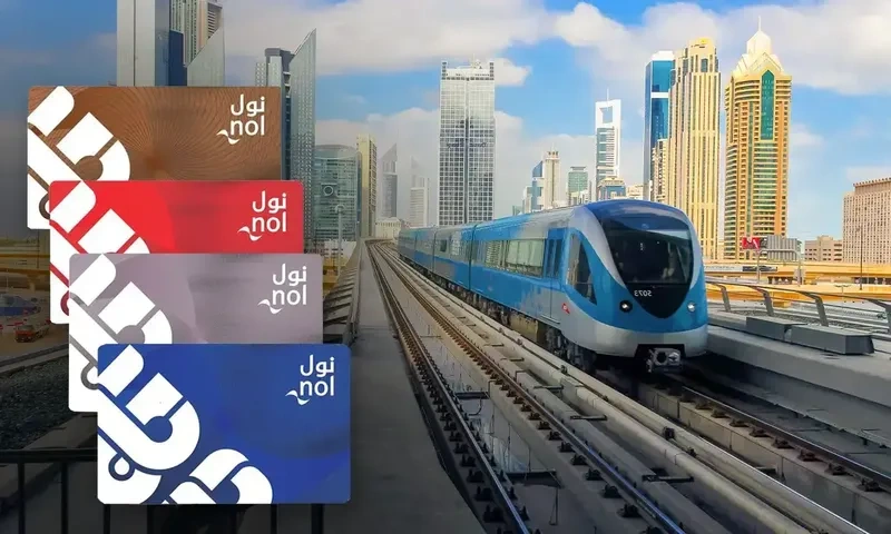 استفاده از مترو دبی ساده و راحت است. ایستگاه‌ها علائم و تابلوهای متعددی دارند و کارکنان نیز در دسترس هستند تا در صورت نیاز به شما کمک کنند. شما می‌توانید سوالات خود را از کارکنان مستقر در مترو بپرسید.
