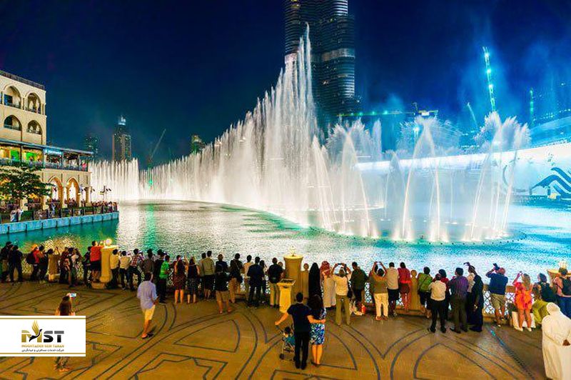 گردشگران در حال تماشای اب‌نمای موزیکال دبی