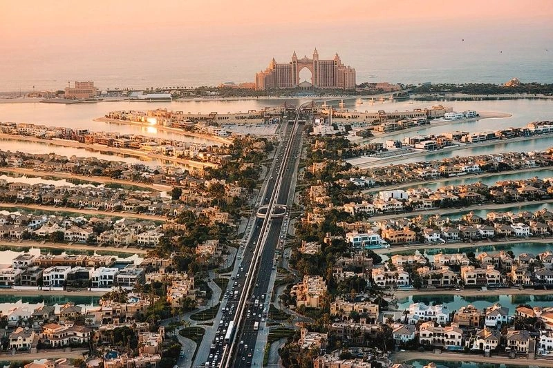 همان‌طور که گفتیم، این مکان تفریحی و خرید درست مقابل هتل Atlantis The Palm واقع شده است؛ با‌توجه‌به وجود این هتل در مقابل مجموعه و همچنین آب‌نمای بزرگی که روبه‌روی آن خودنمایی می‌کند، به‌راحتی می‌توانید با مراجعه به جزیرۀ نخل جمیرا، مکان مورد نظرتان را پیدا کنید و برای رفتن به این مکان از انواع وسایل نقلیه استفاده کنید. 