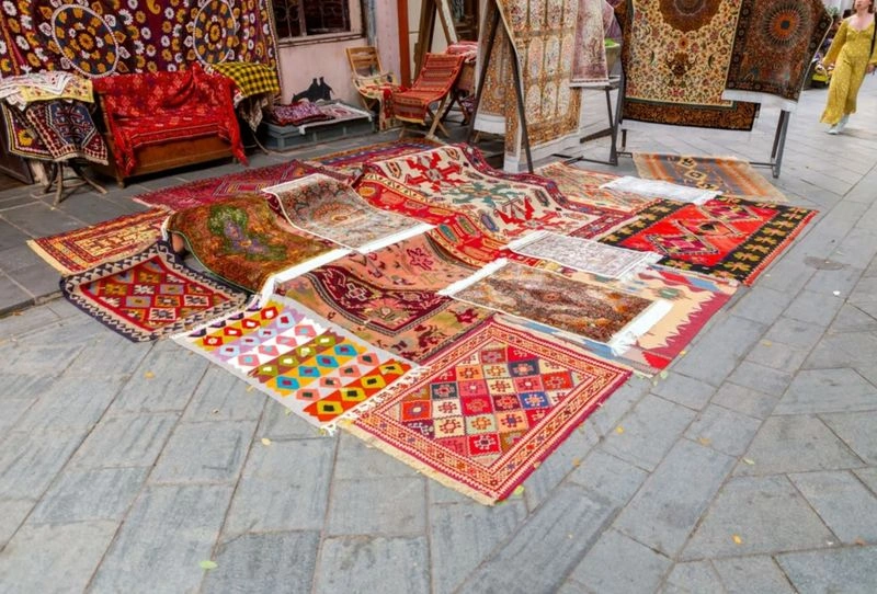 نقاشی‌های سنتی: نقاشی گرجی به استفاده از رنگ‌های زنده شناخته می‌شود. موضوع این نقاشی‌ها اغلب مذهب، تاریخ و طبیعت است و به همین دلیل یکی از بهترین هدیه‌های تفلیس برای سوغاتی دادن هستند.