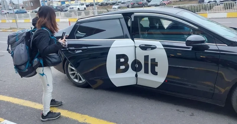 اجارۀ تاکسی از طریق برنامه‌‌های آنلاین مانند Bolt در تفلیس