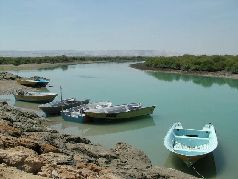 برخی معتقدند بهترین زمان سفر به قشم زمستان است، زیرا در این فصل، هوای جزیره خنک و بسیار دلپذیر است. آب‌وهوا در این دوره در مطلوب‌ترین حالت خود قرار دارد و دما از ۱۵ درجه سانتیگراد تا ۲۵ درجه سانتیگراد متغیر است. شما می‌توانید در زمستان به راحتی از جاذبه‌های طبیعی جزیره قشم دیدن کنید. سواحل مملو از گردشگرانی است که از آفتاب گرفتن لذت می‌برند. با‌این‌حال، آب دریا در زمستان برای شنا کردن کمی سرد است، اما هنوز هم می‌تواند وجودتان را خنک کند.