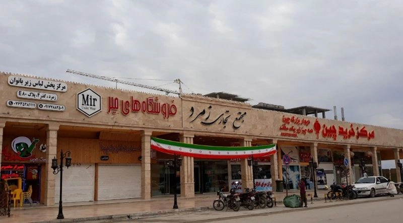 برای علاقه‌مندان به پوشاک جین، بازار زمرد درگهان یک مقصد ایده‌آل محسوب می‌شود. این بازار که به‌نوعی بورس پوشاک جین در درگهان است، مملو از مغازه‌هایی‌ست که انواع شلوار، پیراهن و لباس‌های جین مردانه و زنانه را با قیمت مناسب عرضه می‌کنند. کیفیت اجناس در این بازار متغیر است، اما با کمی دقت می‌توانید خریدی به‌صرفه و رضایت‌بخش داشته باشید.