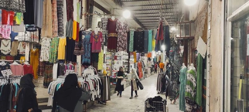 بازار قدیم قشم صرفا مکانی برای خرید نیست؛ بلکه اکثر مسافران این مکان را به خاطر حس‌وحال متفاوت و خاصی که دارد برای بازدید انتخاب می‌کنند. بنابراین می‌توان گفت، این مجموعه نقشی بیش‌تر از یک بازار در اقتصاد و فرهنگ محلی دارد. 