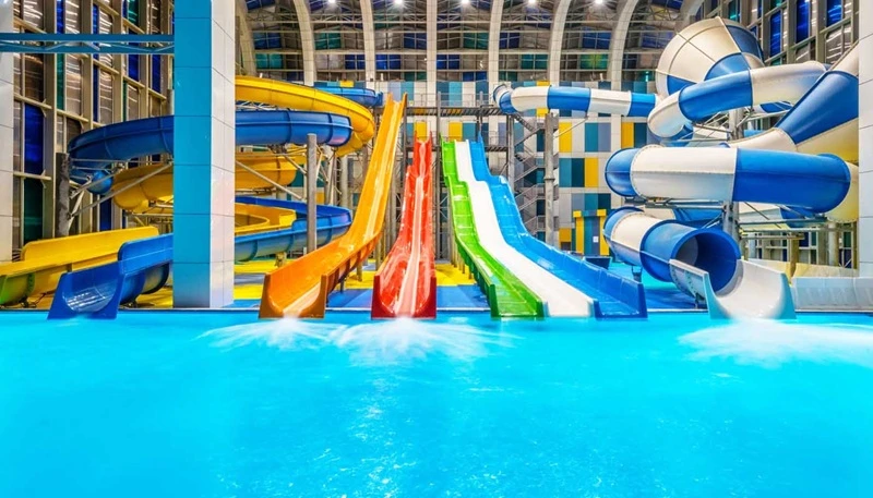 نمای داخلی سرسره&zwnj;های آبی موج&zwnj;های خروشان