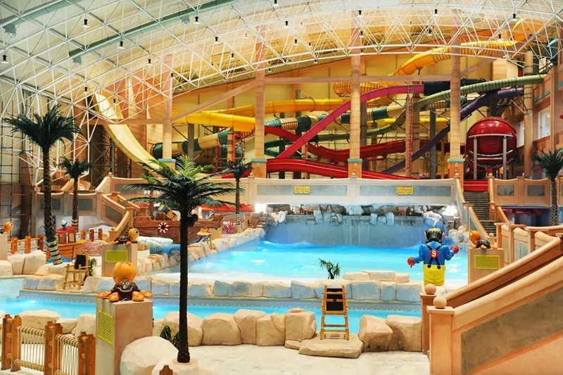  نمایی از استخرهای موج&zwnj;های آبی