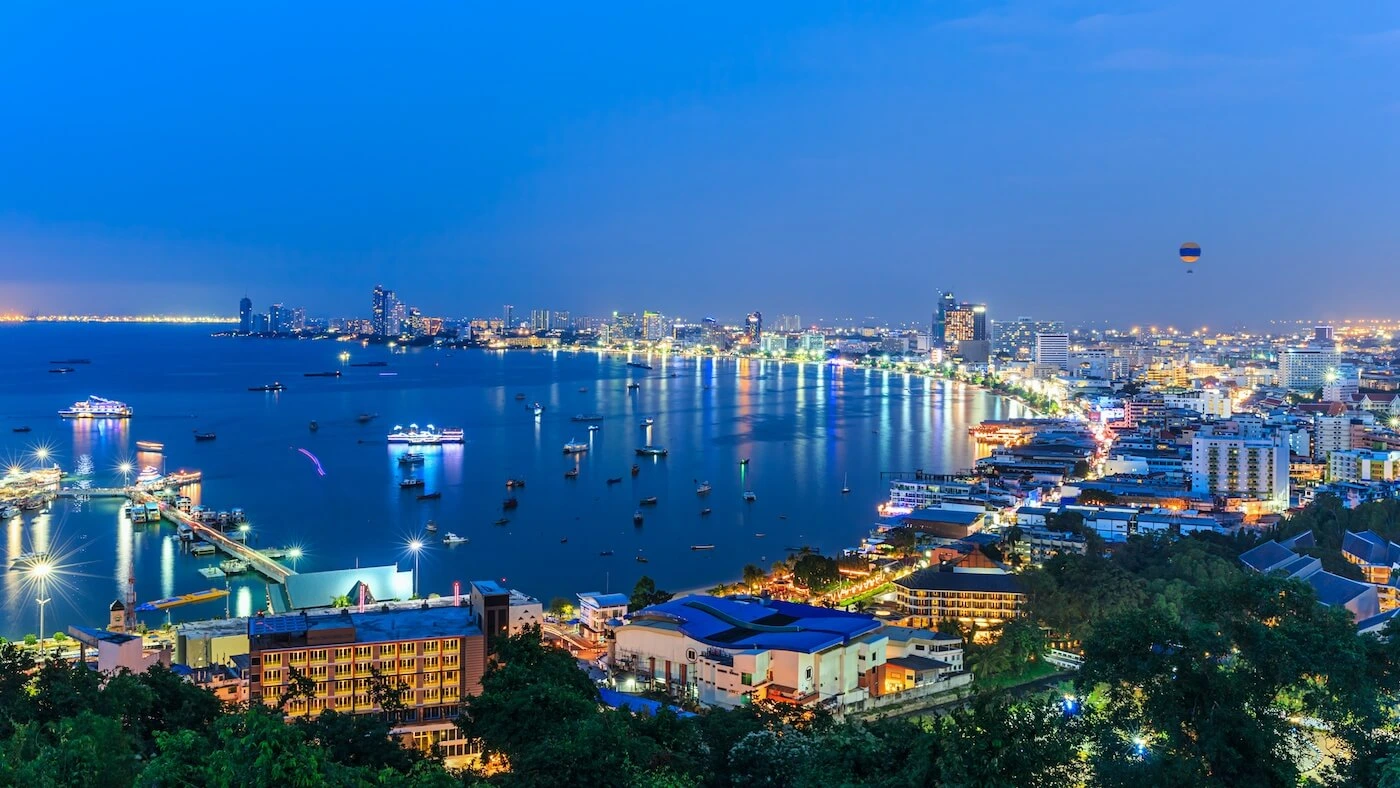 چیزی که پاتایا (Pattaya) به آن معروف است، خیابان‌های بزرگ مملو از مراکز تفریحات شبانه بوده که هر شب تا پاسی از صبح صدای موسیقی بلند از آنجاها به گوش می‌رسد.