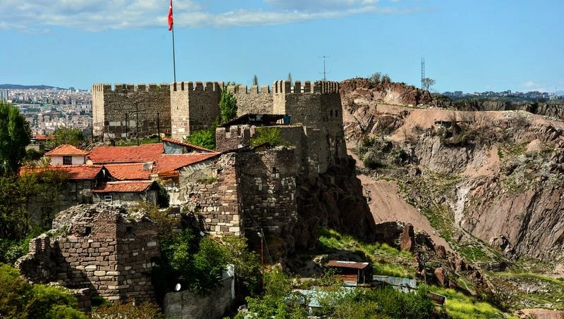 قلعۀ آنکارا یکی از قدیمی‌ترین سازه‌های این شهر است که قدمت آن به دوران روم و بیزانس بازمی‌گردد. این قلعۀ تاریخی روی تپه‌ای بلند قرار گرفته است و منظره‌ای بی‌نظیر از شهر آنکارا را پیش رو دارد. خیابان‌های سنگ‌فرش‌شده، معماری سنتی و فضای تاریخی آن، این مکان را به جایی جذاب برای عکاسی تبدیل کرده است.