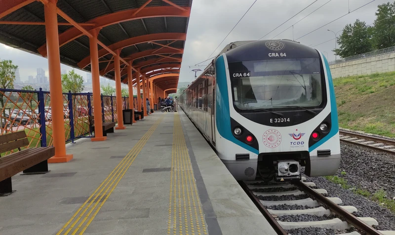 ایستگاه مترو و حمل&zwnj;ونقل عمومی