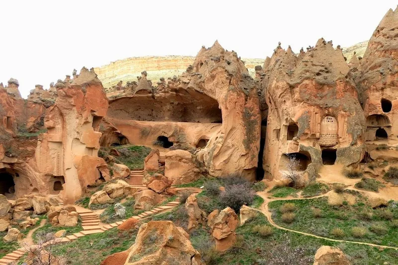 تصویری از سکونت‌گاه‌های صخره‌ای پارک ملی گورمه