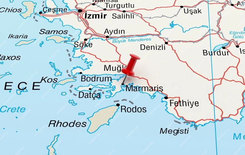 اگر سوال شما این است که مارماریس در کجای ترکیه قرار دارد؟ لازم است بدانید که برای پیدا کردن مارماریس در نقشه ترکیه باید به سراغ جنوب‌غربی این کشور بروید و‌ استان موغله (Muğla) را پیدا کنید. با توجه به اینکه مارماریس در نقطه‌ای استراتژیک بین دریای اژه و دریای مدیترانه قرار گرفته است، از نظر تجاری و گردشگری اهمیت زیادی دارد.