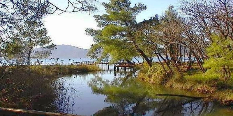 پارک ملی مارماریس (Marmaris Milli Parkı) یکی از معروف‌ترین جاذبه‌های طبیعی این شهر ساحلی است که در سال ۱۹۸۸ میلادی با هدف حفاظت از طبیعت منحصر‌به‌فرد منطقه تأسیس شد و امروزه به‌عنوان یکی از زیباترین پارک‌های ملی ترکیه شناخته می‌شود.