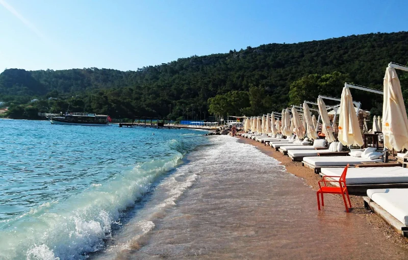 ساحل زلال کمر، تلاقی کوه و دریا