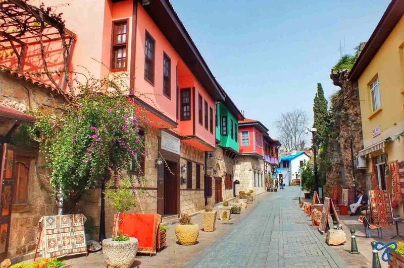کوچه‌ای سنگفرش و آرام در شهر قدیم کاله‌ایچی با خانه‌های رنگارنگ.