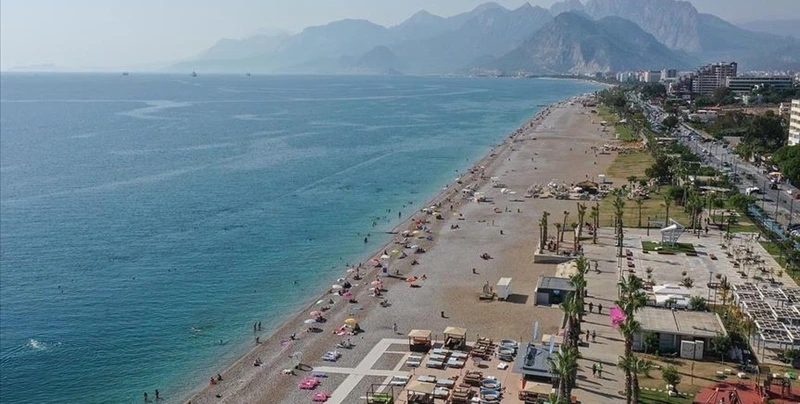 چشم‌انداز وسیع ساحلی در آنتالیا با چشم‌انداز کوه‌های توروس 