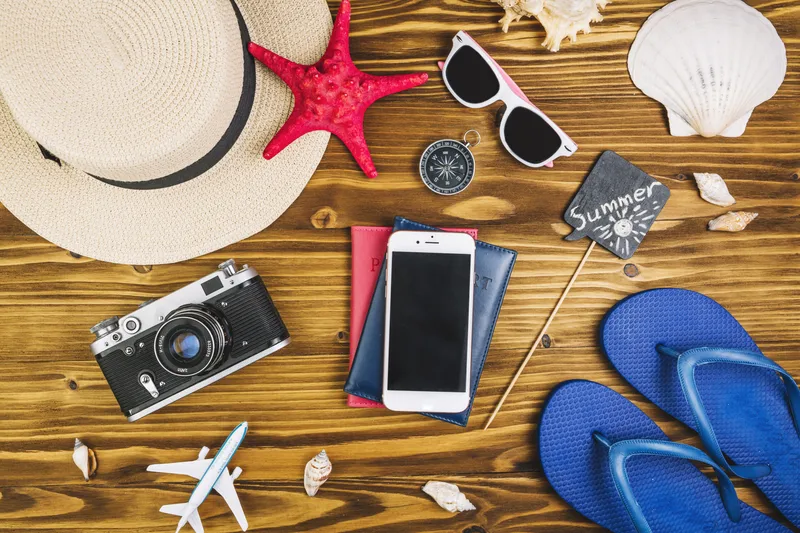  تصویری از برخی وسایل موردنیاز برای سفر تابستانی. مانند صندل، عینک آفتابی و کلاه لبه‌‌دار