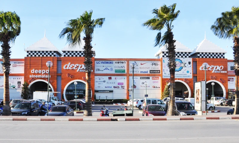 نمای جذاب از مرکز خرید اوت‌لت دیپو