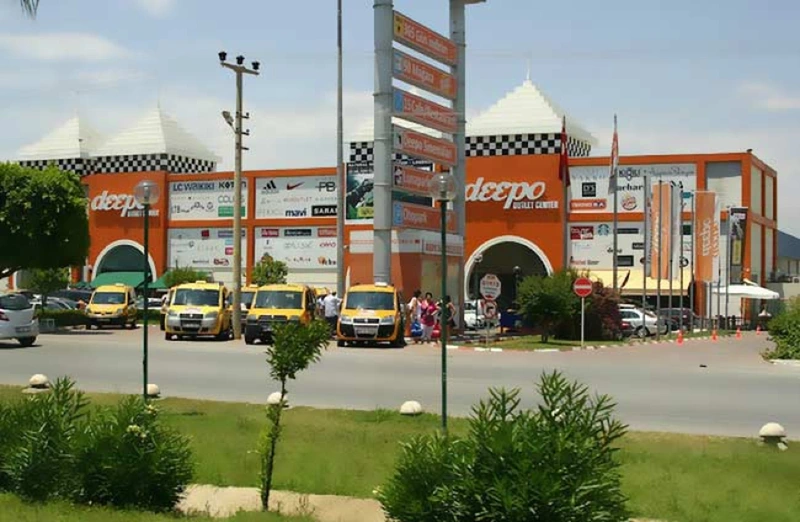 دسترسی آسان مسافران به حمل‌ونقل عمومی مقابل مرکز خرید اوت‌لت دیپو