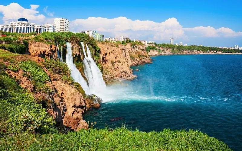 آبشار ماناوگات یکی دیگر از محبوب‌ترین مناطق طبیعی در نزدیکی شهر آنتالیا است. 
