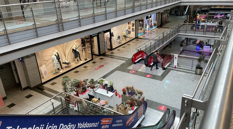  مجموعه&zwnj;ای از برندهای معتبر بین&zwnj;المللی پوشاک در طبقه اول مرکز خرید جواهر استانبول