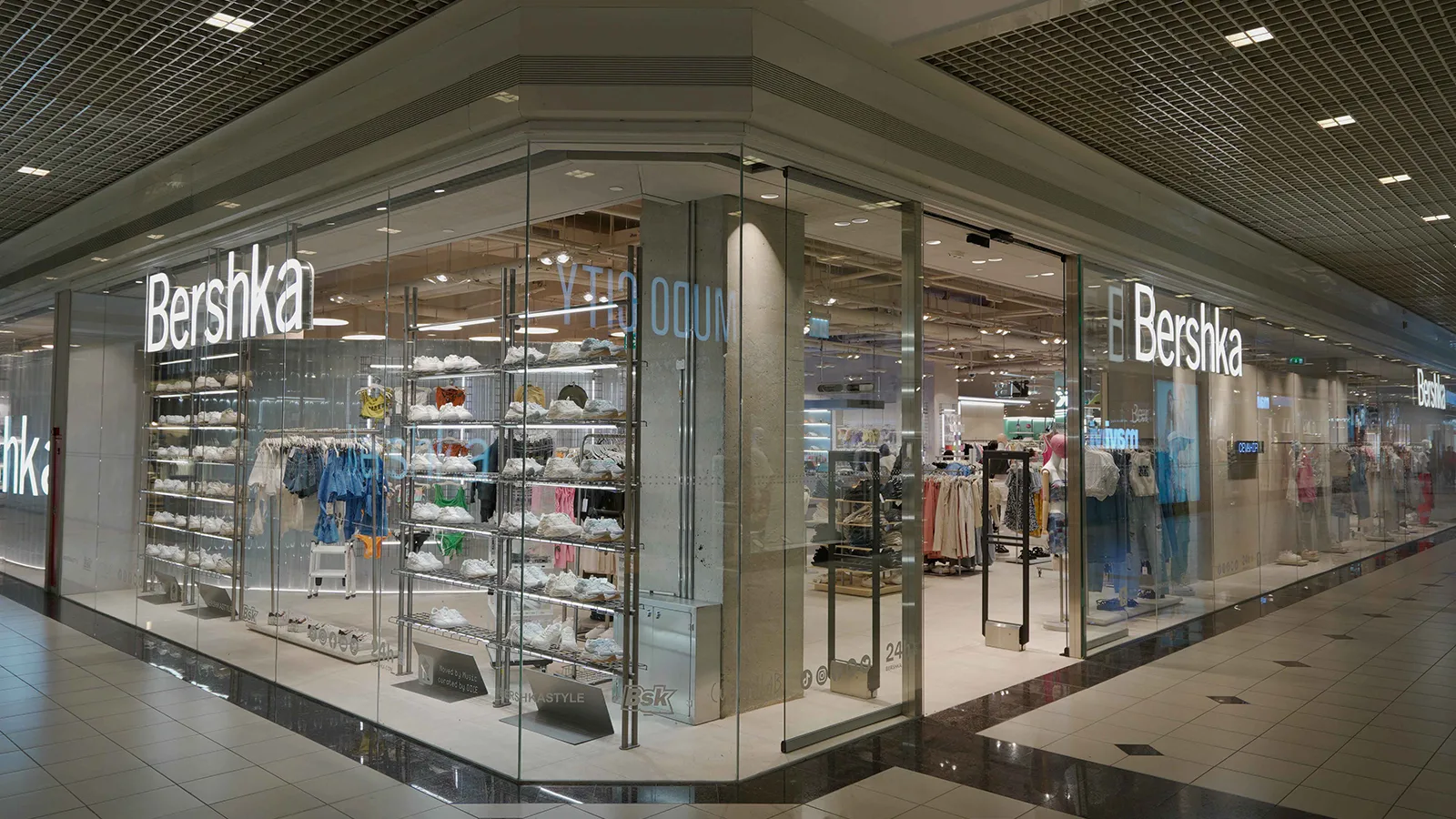  نمایی از ویترین جذاب برند برشکا در مرکز خرید جواهر استانبول