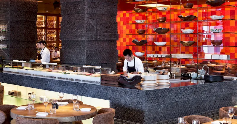  نمایی از فضای داخلی رستوران زوما در ایستینیه پارک