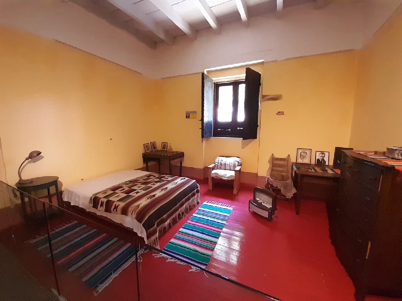 بقایای ویران شده خانه قدیمی لئون تروتسکی