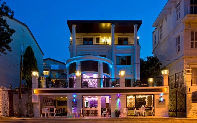 نمای هتل تاریخی در بیوک آدا