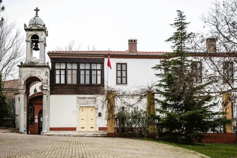 نمای بیرونی کلیسای تاریخی آیا یورگی بر تپه