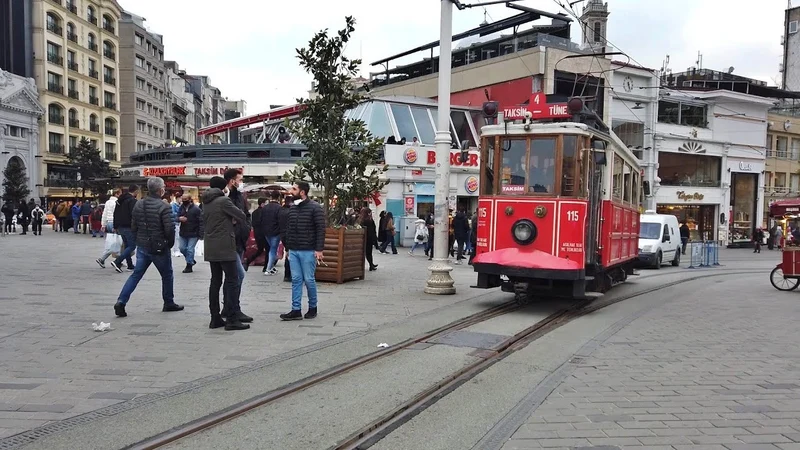 تراموای قرمز نوستالژیک در میدان تکسیم