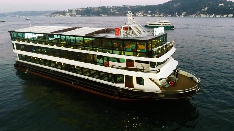 کشتی تفریحی گردشگری در تنگه بسفر