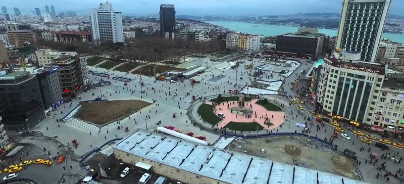 میدان تکسیم و ورودی شلوغ خیابان استقلال