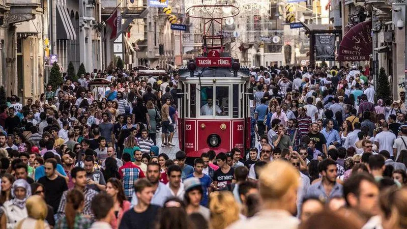 یک روز شلوغ در خیابان استانبول کنار تراموای قرمز