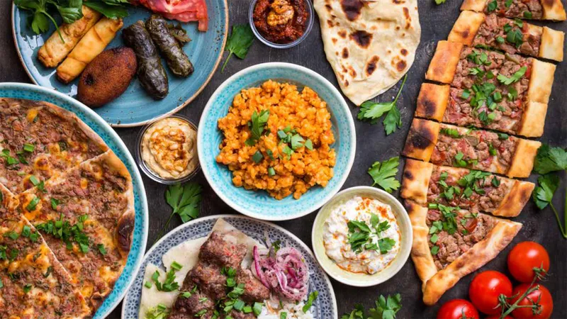 چند غذای ترکی شامل پیده، لاهماجون و سارما