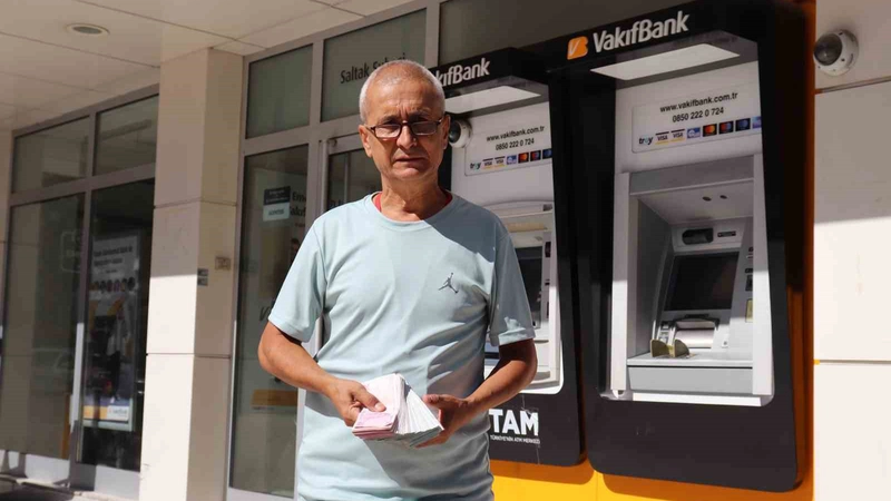 یک مرد میانسال مقابل atm بانک واکیف Vakif