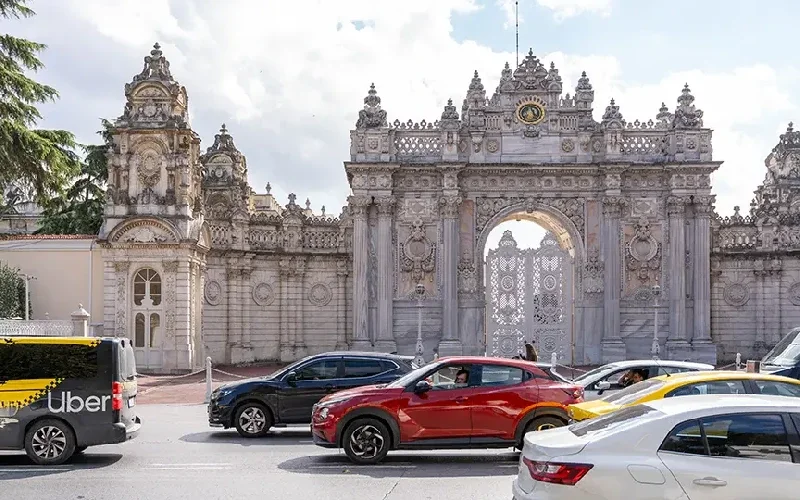  رفت و آمد به کاخ دولما باغچه 