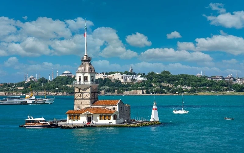 دریای مرمره در جنوب و دریای سیاه در شمال شهر، نقش اصلی را در شکل دادن به شرایط آب و هوای استانبول ایفا میکنند.