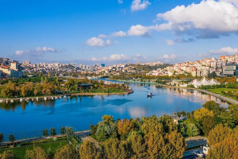 طبیعت خیرهکننده شاخ طلایی استانبول در فصل بهار