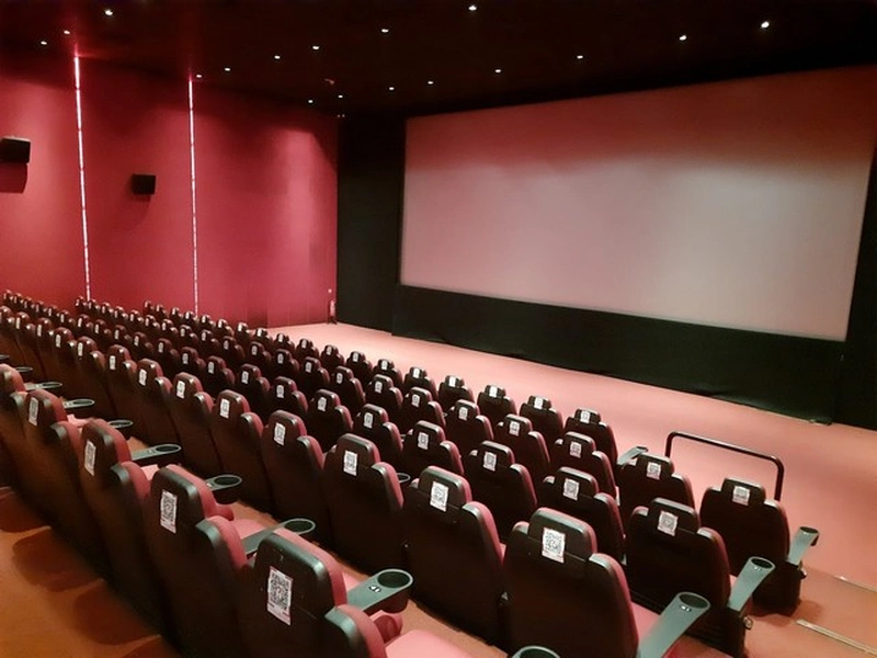 فواره&zwnj;های زیبای آب&zwnj;نما در فضای مرکزی پاساژ