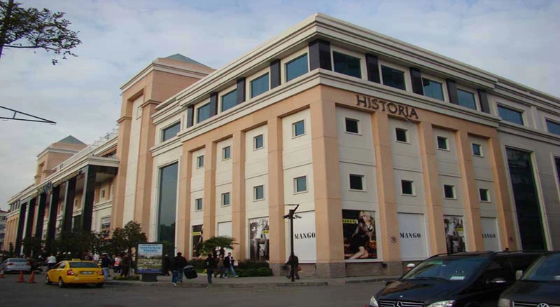 نمای روز ساختمان هیستوریا و دسترسی تاکسی&zwnj;های شهری