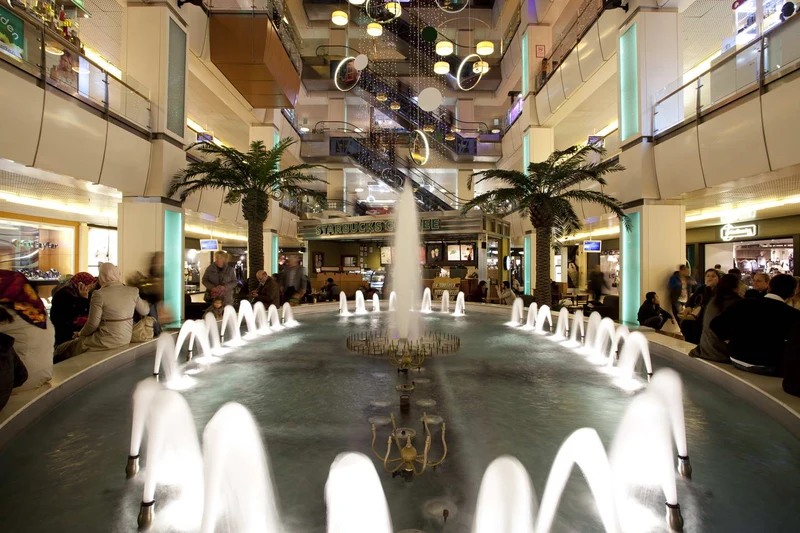 فواره&zwnj;های زیبای آب&zwnj;نما و فضای استراحت در طبقه همکف