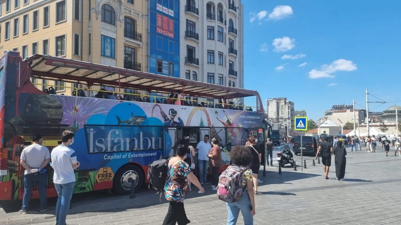 اتوبوس دوطبقه و شاتل رایگان اسفانبول