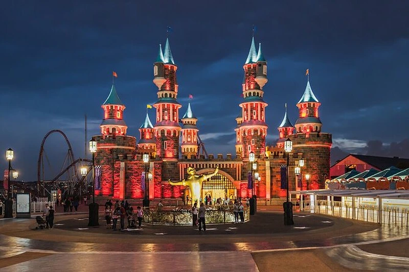 قلعه افسانهای شبیه به دیزنیلند پاریس