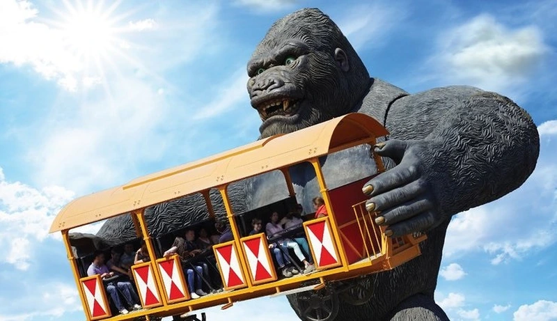 گشت و گذار در محوطه عظیم شهربازی و استفاده از تفریحات