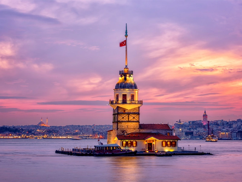 برج دختر در میان آبهای بسفر