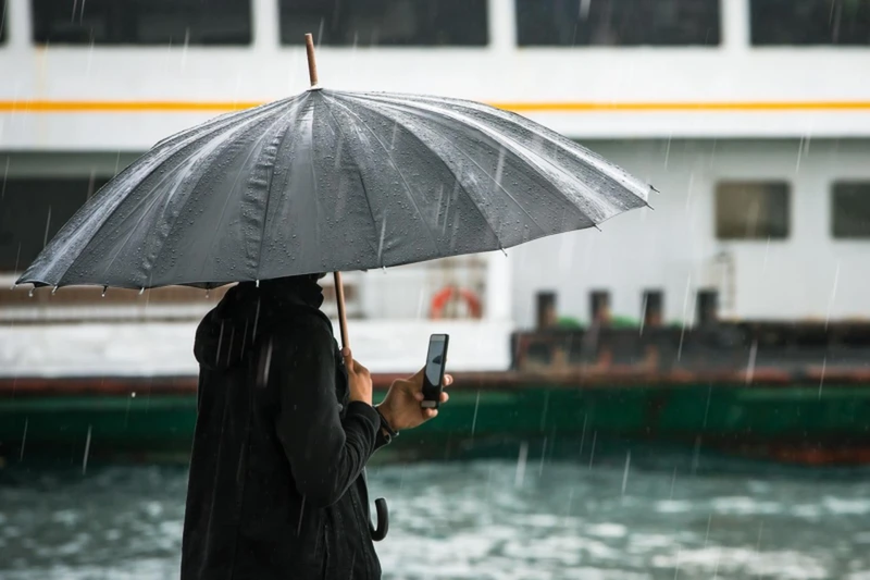 قدمزدن و عکاسی در کنار تنگه بسفر و لذتبردن از بارش باران بهاری