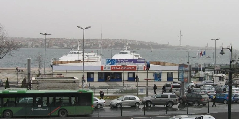 کشتی کروز پهلو گرفته در کنار مرکز گالاتاپورت