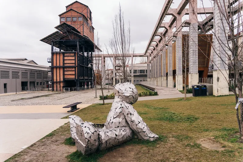 محوطه فرهنگی موزه گازخانه (Müze Gazhane) در کادیکوی، با یک مجسمه هنری مدرن روی چمن