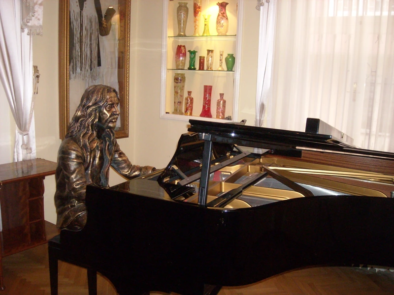  نمای داخلی موزه باریش مانچو در محله مودا کادیکوی، با مجسمه یادبود این هنرمند پشت پیانوی شخصی او در خانه‌اش.